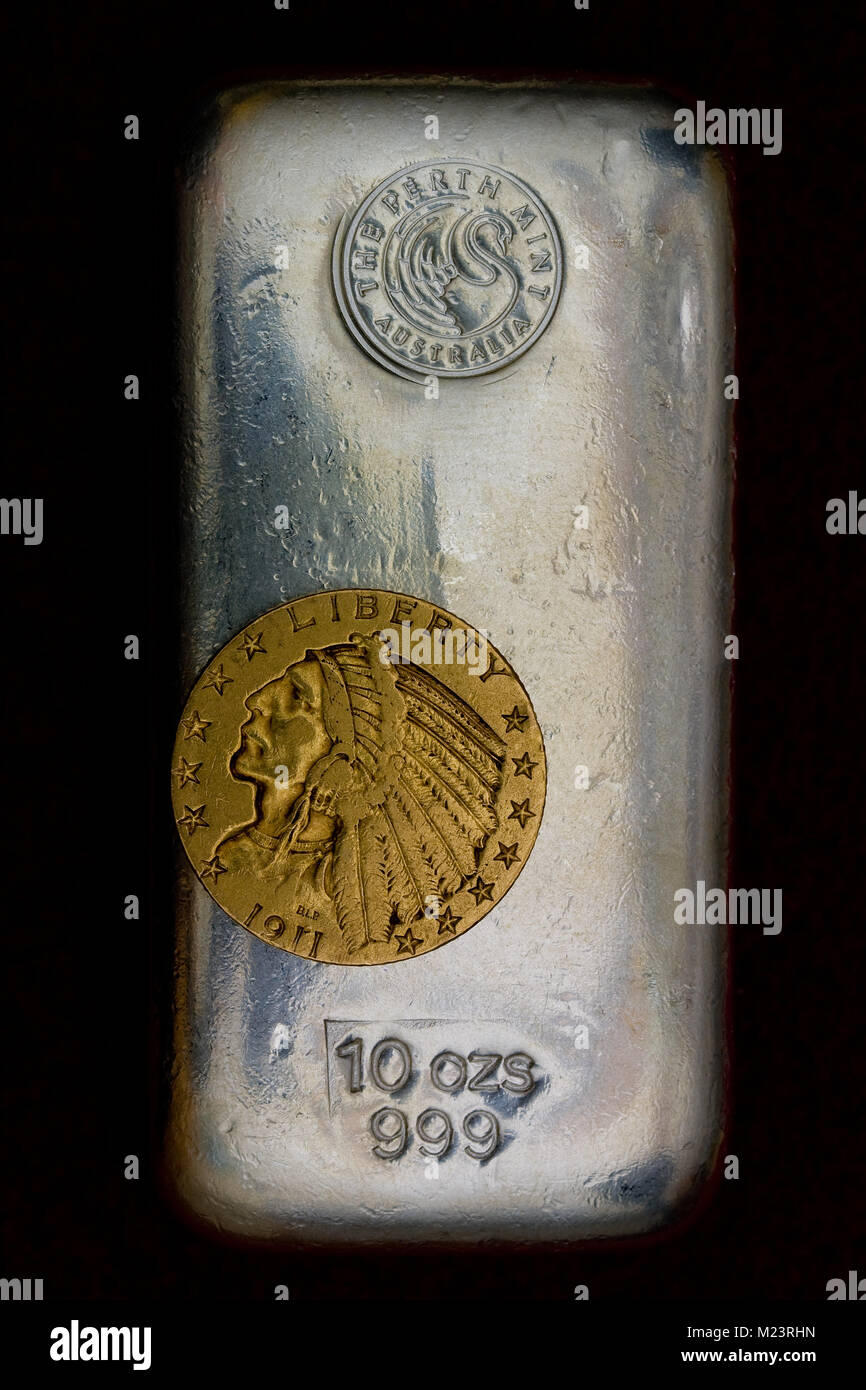 10 once silver bullion Bar e 1911 Gold $5 Moneta Indiana Foto Stock