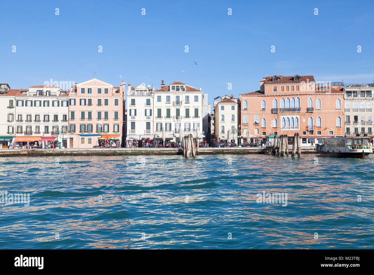 Riva degli Schiavoni, Castello, Venezia, Veneto, Italia dalla laguna Foto Stock