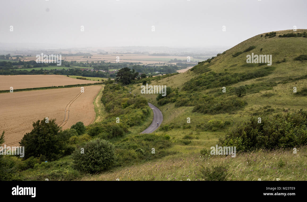 Un acquazzone passa attraverso il Aylesbury Vale nel Buckinghamshire, dietro Ivinghoe Beacon Hill sulla scarpata del Chiltern Hills. Foto Stock