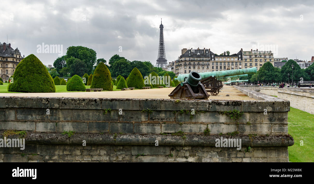 Torre Eiffel dietro gli edifici e cannoni Foto Stock