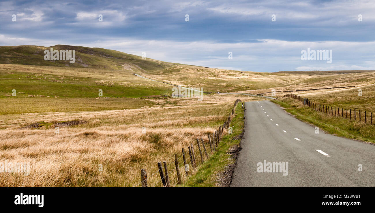 Il B6276 strada si snoda attraverso una desolazione open moorland nel North Pennines colline del North Yorkshire, Inghilterra. Foto Stock