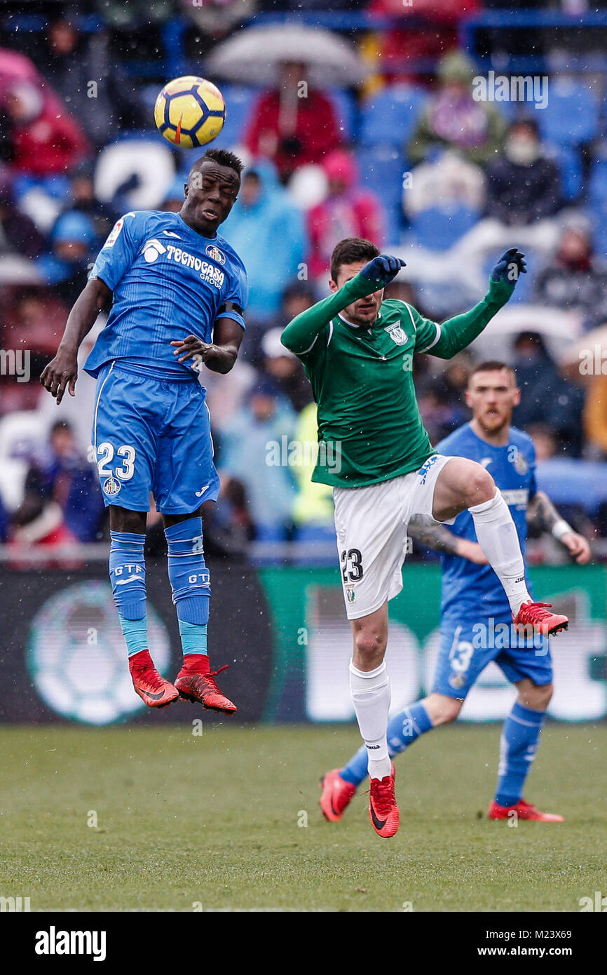 Amath Ndiaye (Getafe CF) combatte per la testata con Omar Ramos (Leganes FC), La Liga match tra Getafe CF vs FC Leganes al Coliseum Alfonso Perez stadium in Spagna a Madrid, 4 febbraio 2018. Credito: Gtres Información más Comuniación on line, S.L./Alamy Live News Foto Stock