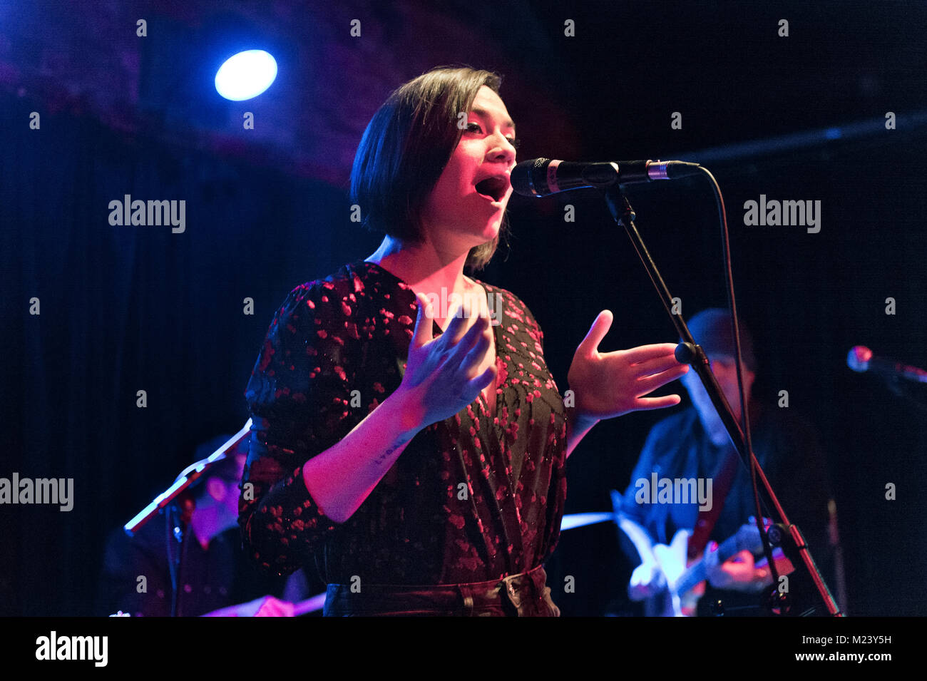 Cantautore Nadine Shah in concerto presso il Club dei mestieri, Hebden Bridge, West Yorkshire, 3 febbraio 2018 Credit: John Bentley/Alamy Live News Foto Stock