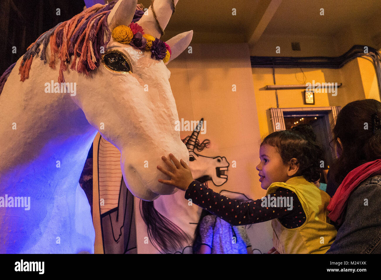 Kolkata. 4 febbraio, 2018. Un bambino gioca con un modello di Unicorn al Unicorn Street Art Festival di Calcutta, in India nel febbraio 4, 2018. Il tema del festival è stata Unicorn, animale mitologico che assomiglia a un cavallo con un singolo avvisatore acustico sulla sua fronte. Credito: Xinhua Photo/ Tumpa Mondal/Xinhua/Alamy Live News Foto Stock