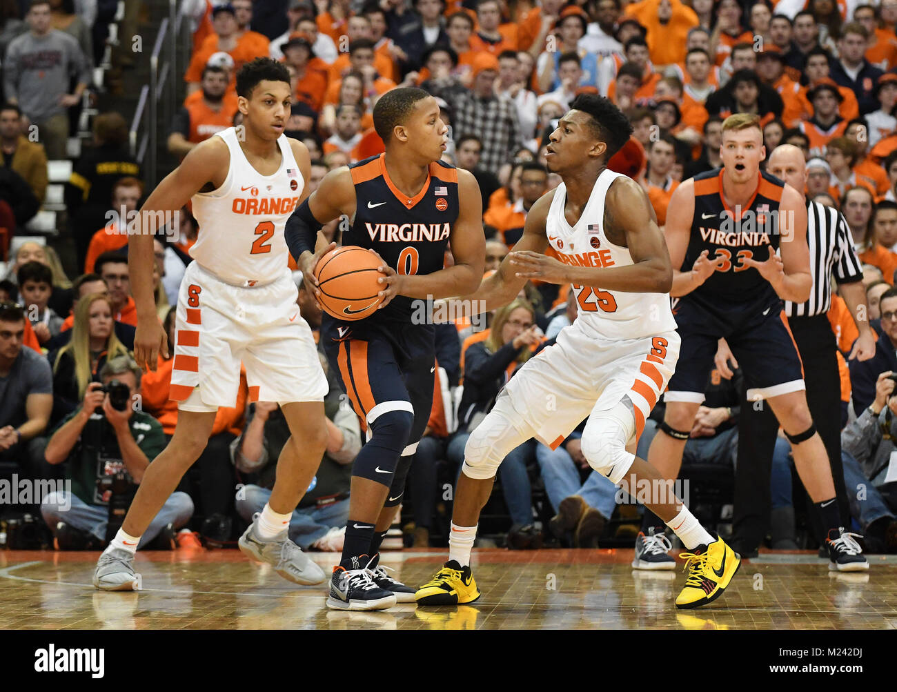 Syracuse, NY, STATI UNITI D'AMERICA. 3 febbraio, 2018. Virginia Cavalier guard Devon Hall #0 sembra passare la palla come Virginia sconfitto Siracusa 59-44 nella parte anteriore del 27,083 fans in un matchup ACC al Carrier Dome in Syracuse, New York. Foto di Alan Schwartz/Cal Sport Media/Alamy Live News Foto Stock