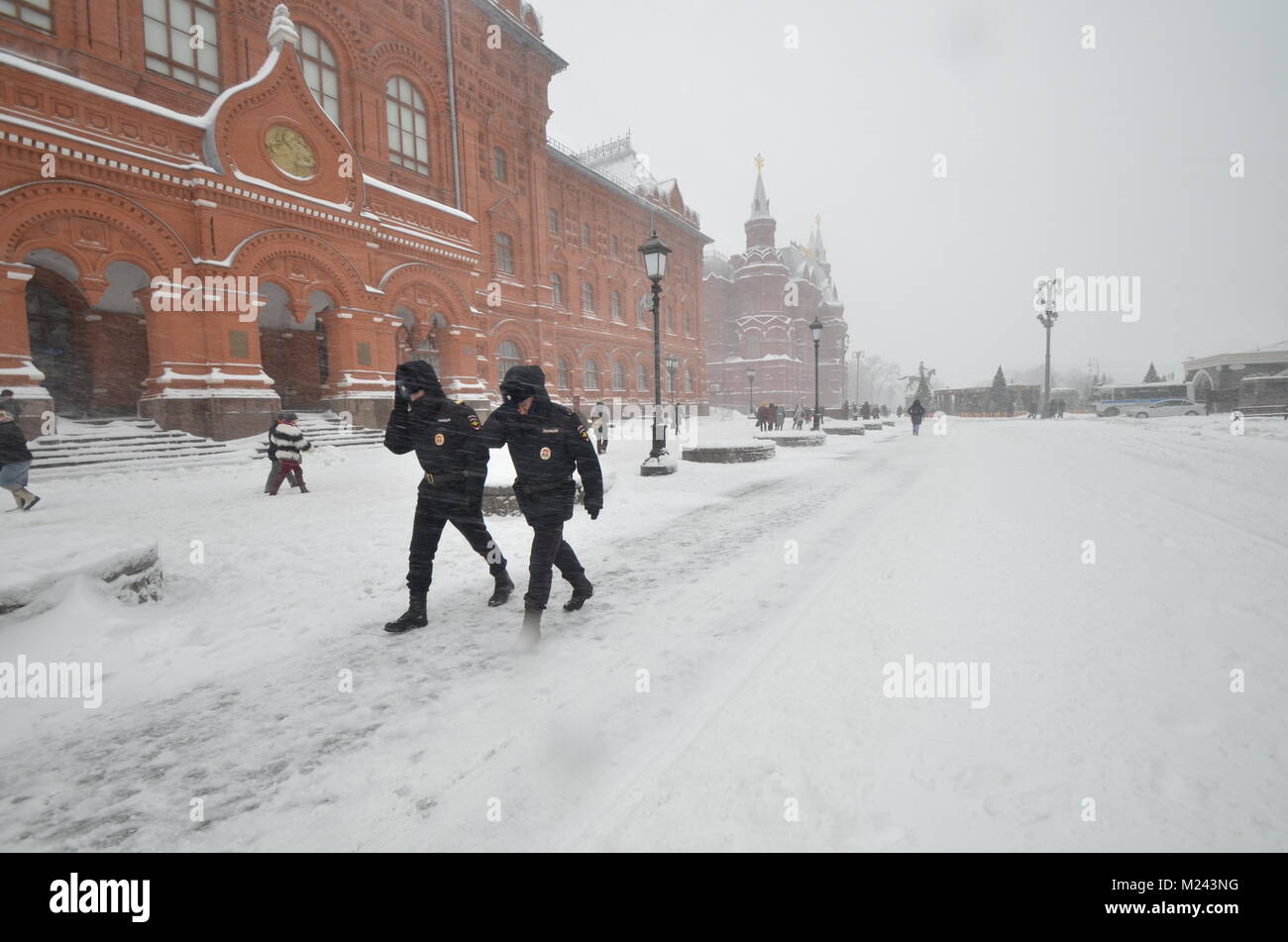 Nevicata record a Mosca. Per questi giorni a Mosca, più pioggia scesa rispetto a trenta giorni. Come detto nel centro idrometeorologico, un livello di 38 millimetri è raggiunto. La norma mensile è di 36 millimetri. Mosca. Febbraio 4, 2018. Credito: Pavel Kashaev/Alamy Live News Foto Stock