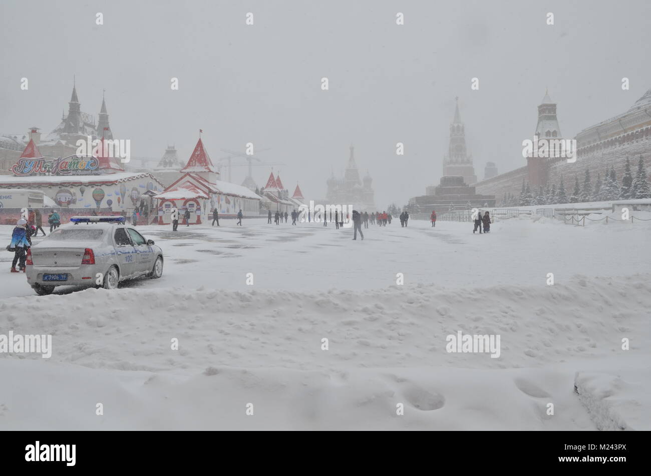 Nevicata record a Mosca. Per questi giorni a Mosca, più pioggia scesa rispetto a trenta giorni. Come detto nel centro idrometeorologico, un livello di 38 millimetri è raggiunto. La norma mensile è di 36 millimetri. Mosca. Febbraio 4, 2018. Credito: Pavel Kashaev/Alamy Live News Foto Stock