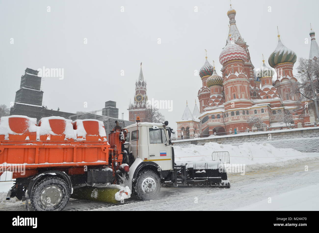 Nevicata record a Mosca. Per questi giorni a Mosca, più pioggia scesa rispetto a trenta giorni. Come detto nel centro idrometeorologico, un livello di 38 millimetri è raggiunto. La norma mensile è di 36 millimetri. Mosca. Febbraio 4, 2018. Credito: Pavel Kashaev/Alamy Live News Foto Stock