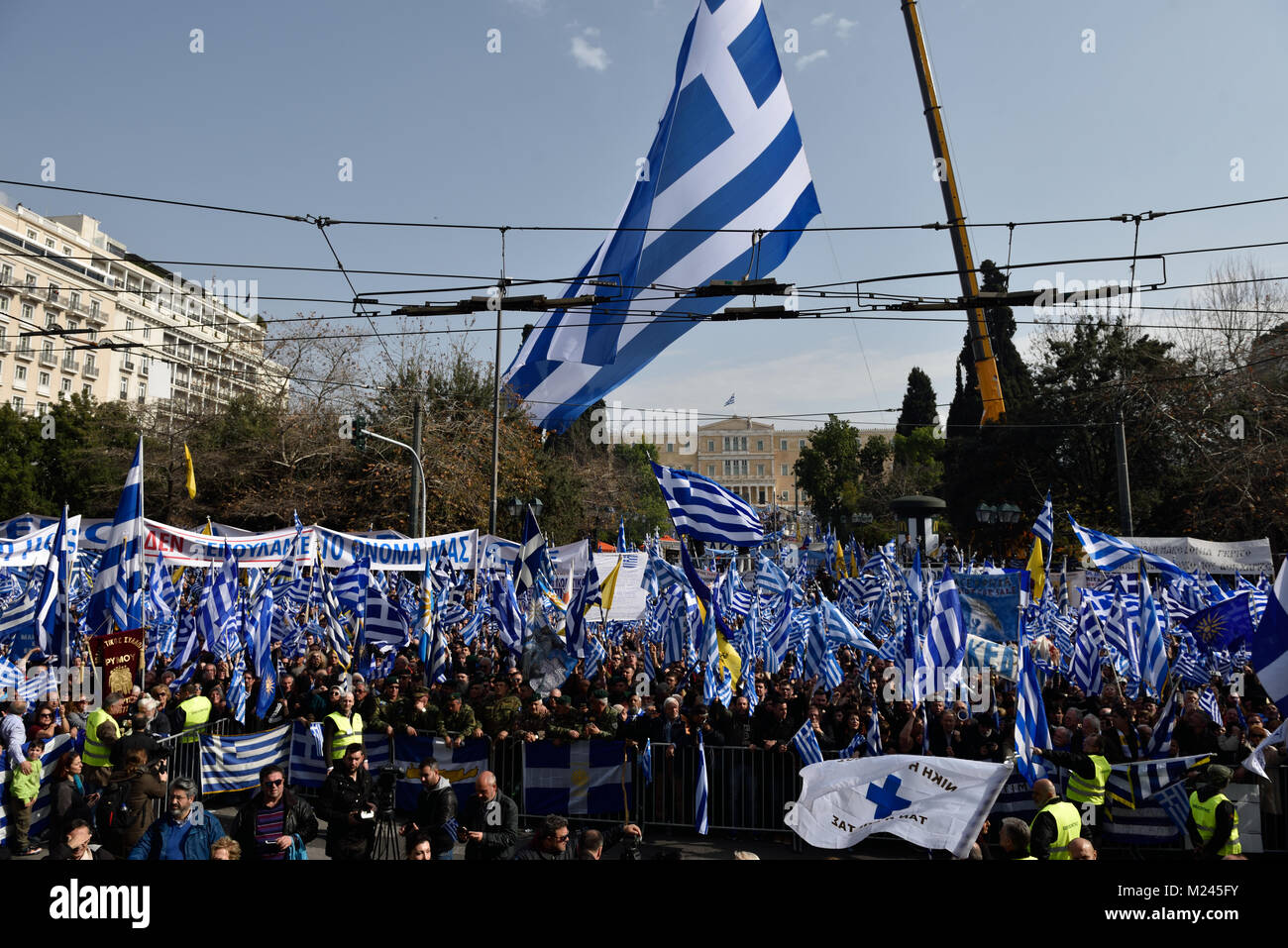 Atene, Grecia, 4 febbraio, 2018. Centinaia di migliaia di greci al rally di piazza Syntagma contro l'uso del termine "Macedonia" nel nome disputa con la EX REPUBBLICA IUGOSLAVA DI MACEDONIA ad Atene, in Grecia. Credito: Nicolas Koutsokostas/Alamy Live News. Foto Stock