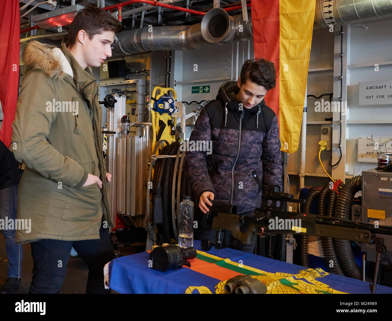 Constanta, Romania. 3 febbraio, 2018. HMS DUncan e HMS Enterprise dal Regno Unito, uniti da TCG Gaziantep e TCG AKÇAY dalla Turchia, arrestato per un giorno nel porto di Constanta. Paolo Brummell CMG, Regno Unito Ambasciatore di Romania, ha dichiarato durante la sua visita che il nero mare 'rimarrà un mare libero'. Credito: Mihai Popa/Alamy Live News Foto Stock