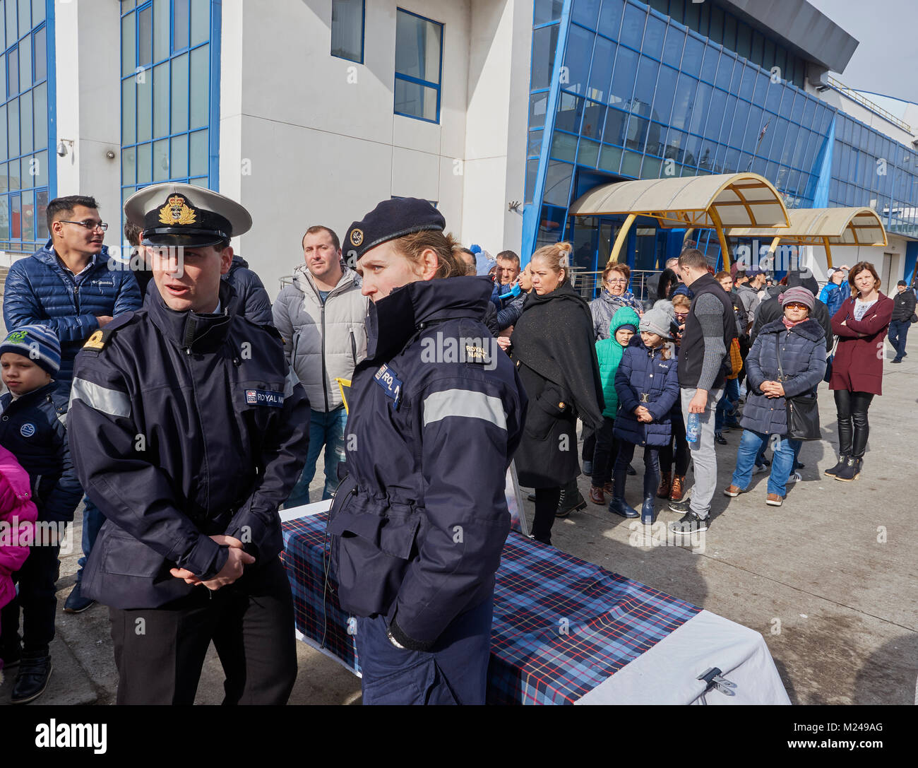 Constanta, Romania. 3 febbraio, 2018. HMS DUncan e HMS Enterprise dal Regno Unito, uniti da TCG Gaziantep e TCG AKÇAY dalla Turchia, arrestato per un giorno nel porto di Constanta. Paolo Brummell CMG, Regno Unito Ambasciatore di Romania, ha dichiarato durante la sua visita che il nero mare 'rimarrà un mare libero'. Credito: Mihai Popa/Alamy Live News Foto Stock