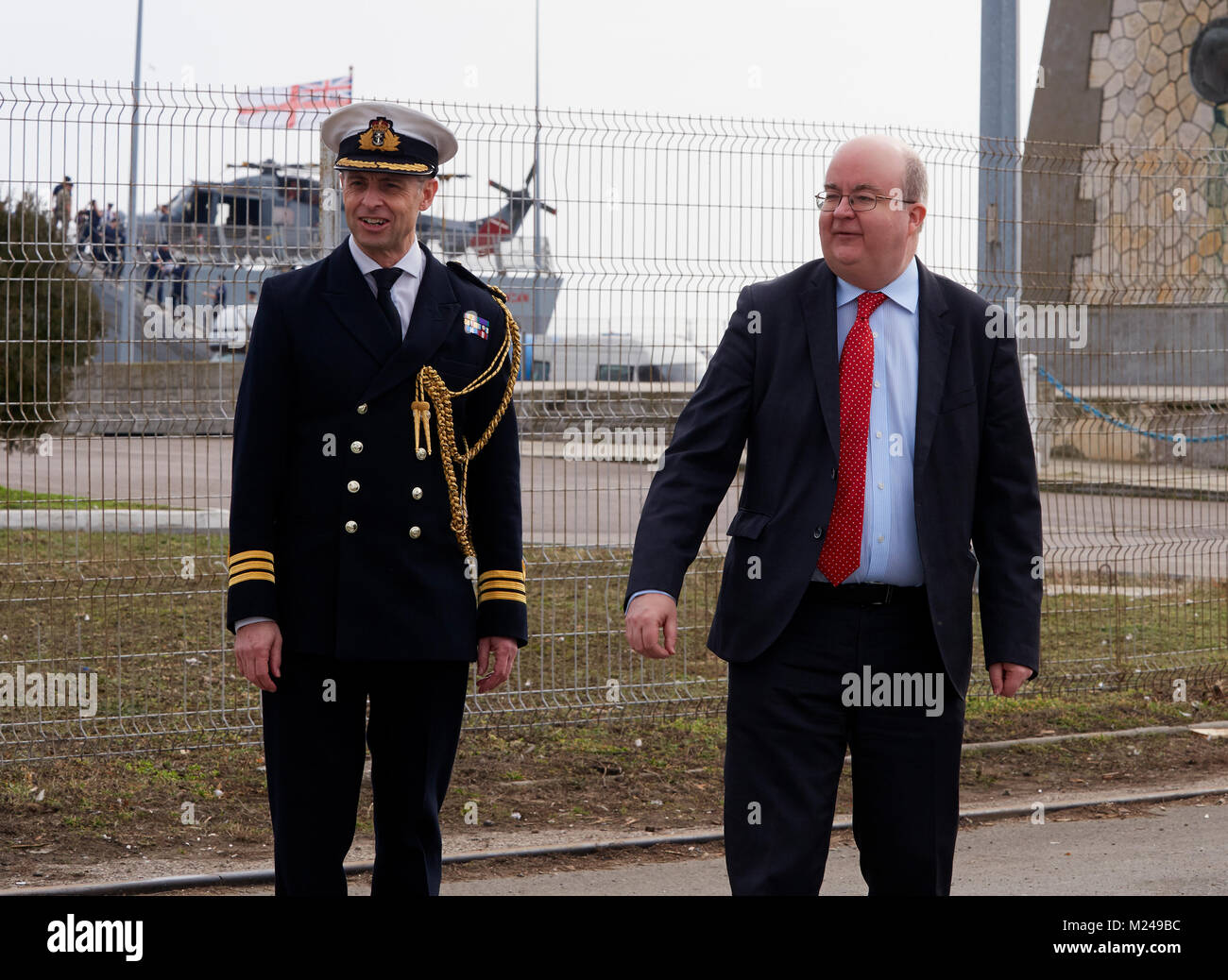 Constanta, Romania. 3 febbraio, 2018. HMS DUncan e HMS Enterprise dal Regno Unito, uniti da TCG Gaziantep e TCG AKÇAY dalla Turchia, arrestato per un giorno nel porto di Constanta. Paolo Brummell CMG, Regno Unito Ambasciatore di Romania, ha dichiarato durante la sua visita che il nero mare 'rimarrà un mare libero'. Credito: Mihai Popa/Alamy Live News Foto Stock