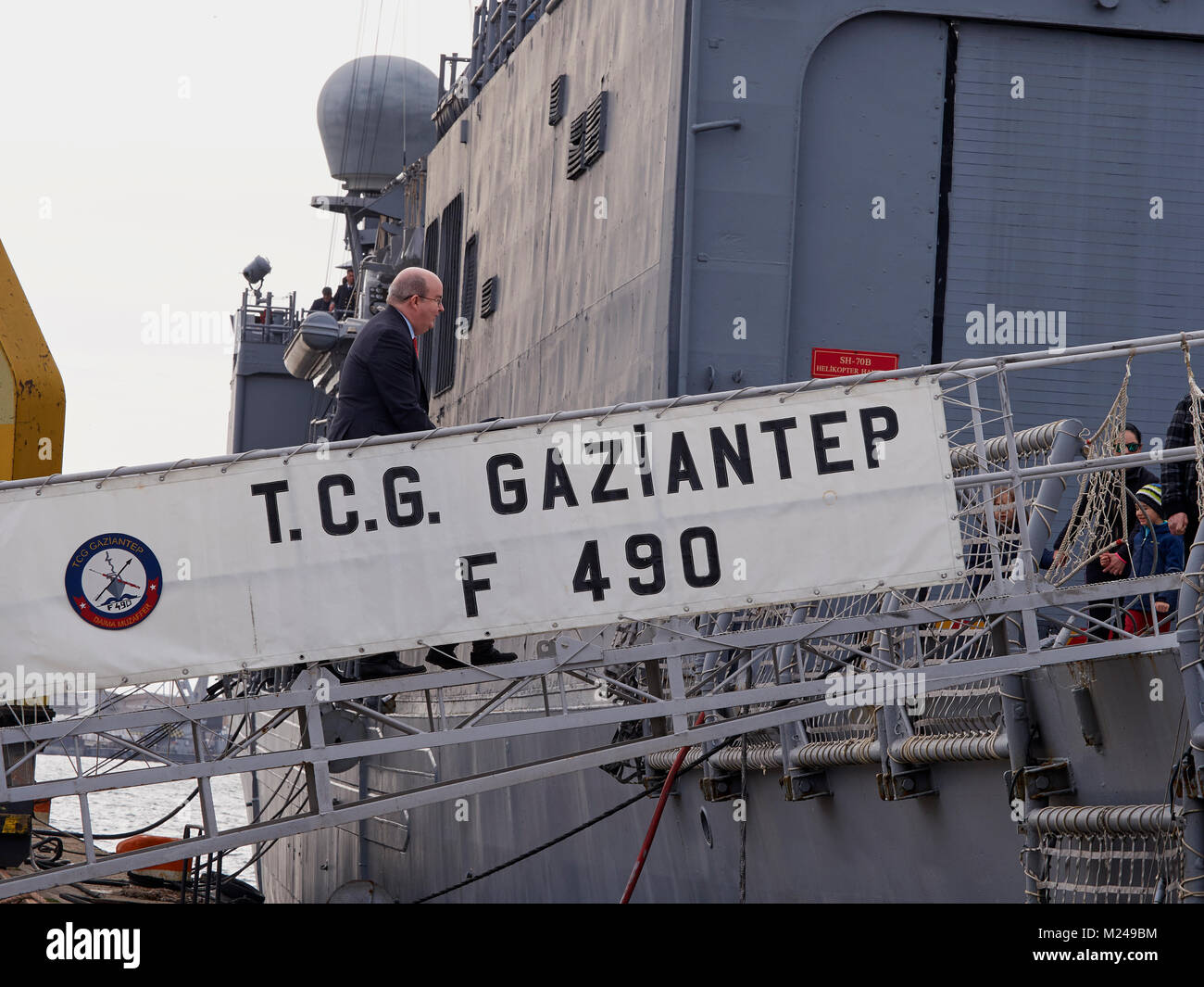 Constanta, Romania. 3 febbraio, 2018. HMS DUncan e HMS Enterprise dal Regno Unito, uniti da TCG Gaziantep e TCG AKÇAY dalla Turchia, arrestato per un giorno nel porto di Constanta. Paolo Brummell CMG, Regno Unito Ambasciatore di Romania, ha dichiarato durante la sua visita che il nero mare 'rimarrà un mare libero'. Credito: Mihai Popa/Alamy Live News Foto Stock