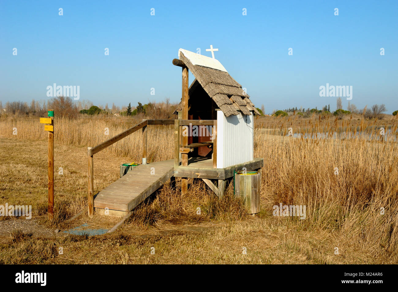 La fauna selvatica nascondere nella forma di un tradizionale Camargue casa di paglia che si affaccia su canneti in Camargue Provenza Francia Foto Stock