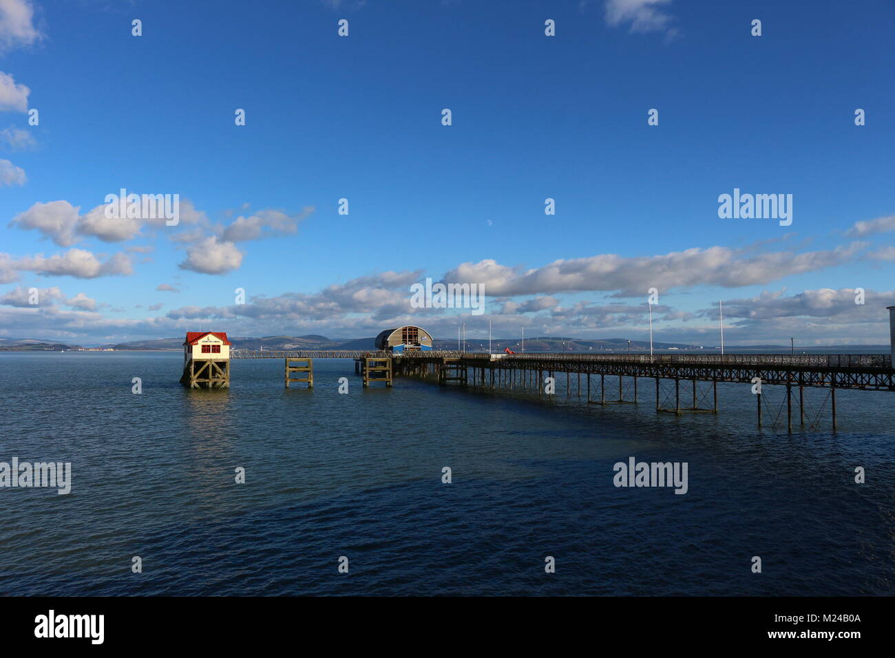 Mumbles Pier e la costa Foto Stock