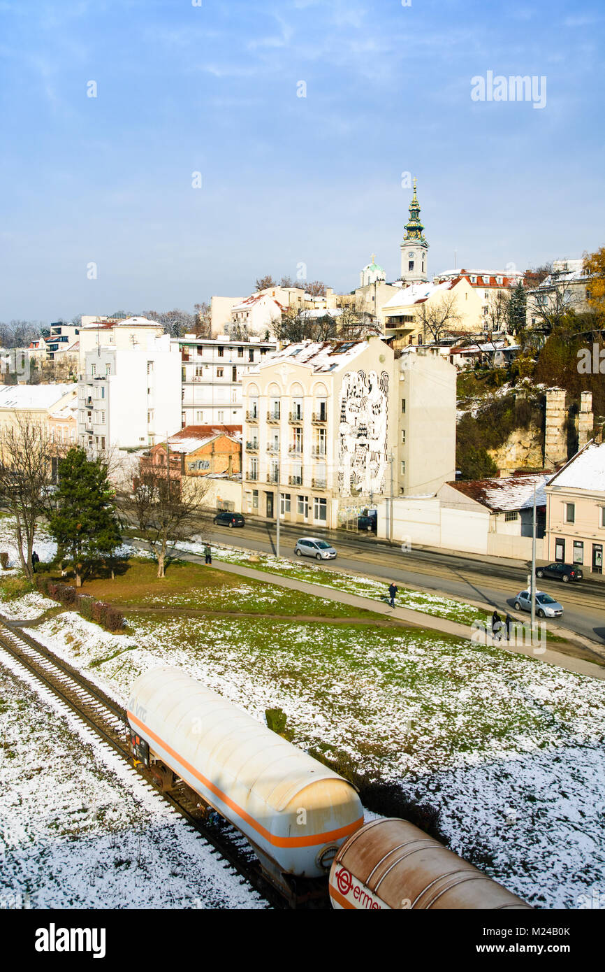 A Belgrado, in Serbia - 4 dicembre 2017: Belgrado scena invernale con neve coperto edifici e binario vista dal ponte Branko nell'area centrale della città Foto Stock