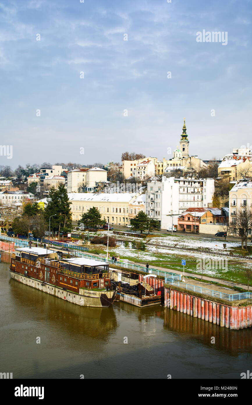 A Belgrado, in Serbia - 4 dicembre 2017: Belgrado inverno vista panoramica dal Branko ponte sul fiume Sava Foto Stock