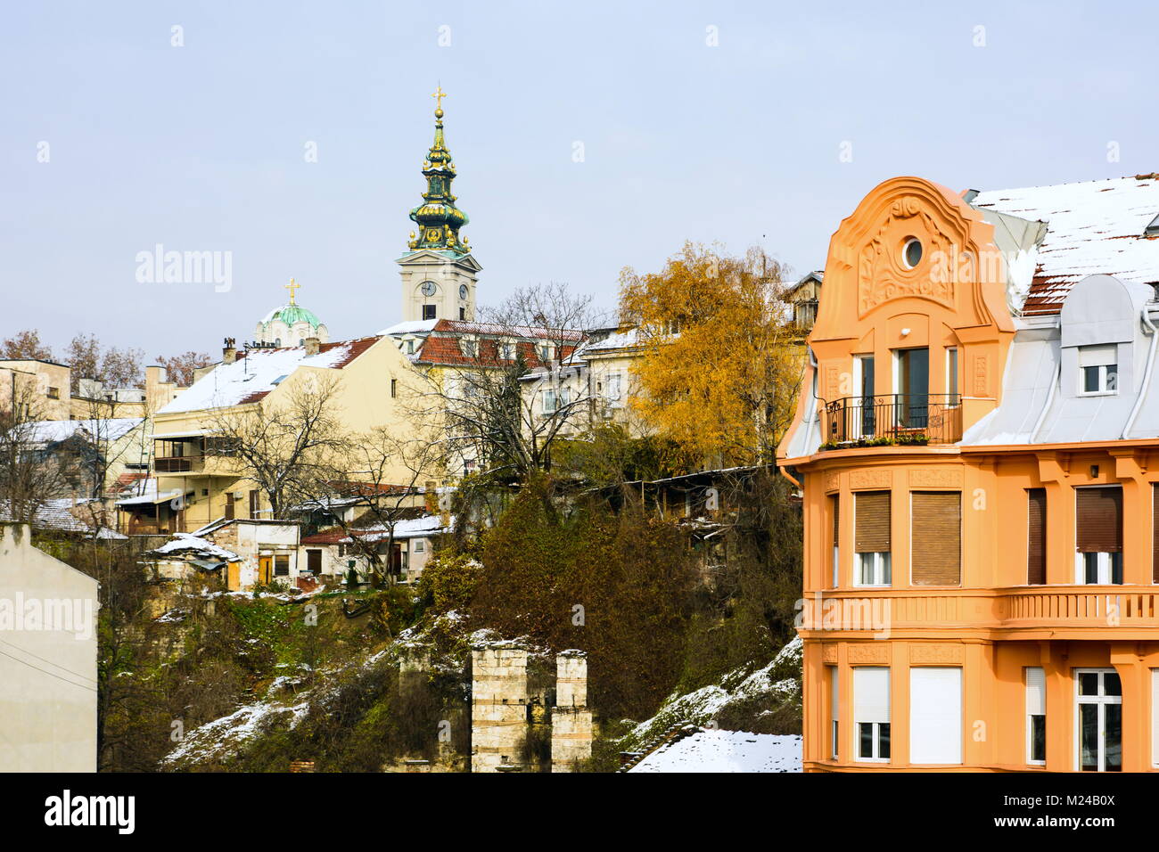 A Belgrado, in Serbia - 4 dicembre 2017: Belgrado scena invernale con coperte di neve i dettagli di costruzione vista dal ponte Branko nell'area centrale della città Foto Stock