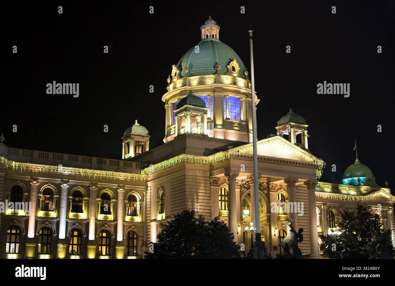 A Belgrado, in Serbia - 4 dicembre 2017: l'edificio dell'Assemblea nazionale e al parlamento della Repubblica di Serbia a Belgrado di notte Foto Stock