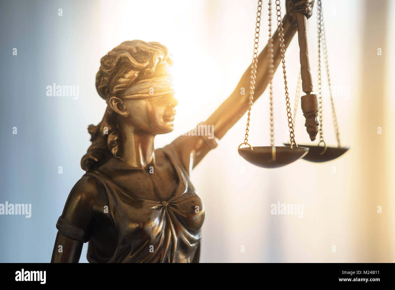 Statua della giustizia con scale in ufficio avvocato. Diritto legale, consulenza e il concetto di giustizia Foto Stock