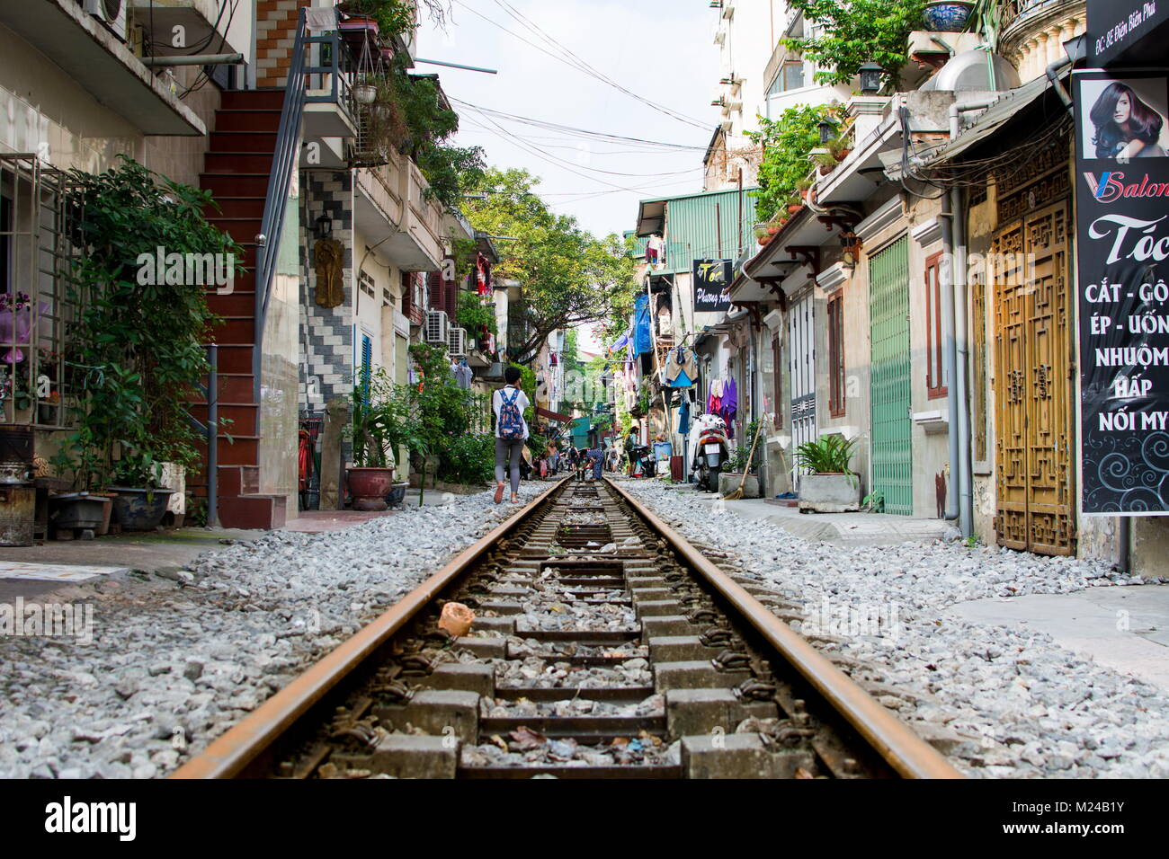 HANOI, VIETNAM - 23 Maggio 2017: Hanoi via treno con la ferrovia che passa attraverso il quartiere che rappresenta le cattive condizioni di vita. Viaggio Vietnam Foto Stock