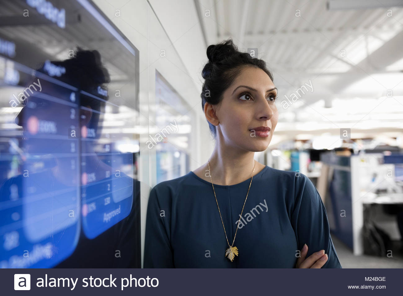 Determinata imprenditrice a schermo in ufficio Foto Stock
