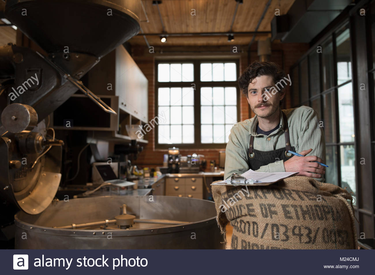 Ritratto fiducioso maschio torrefazione caffè torrefazione di caffè Foto Stock