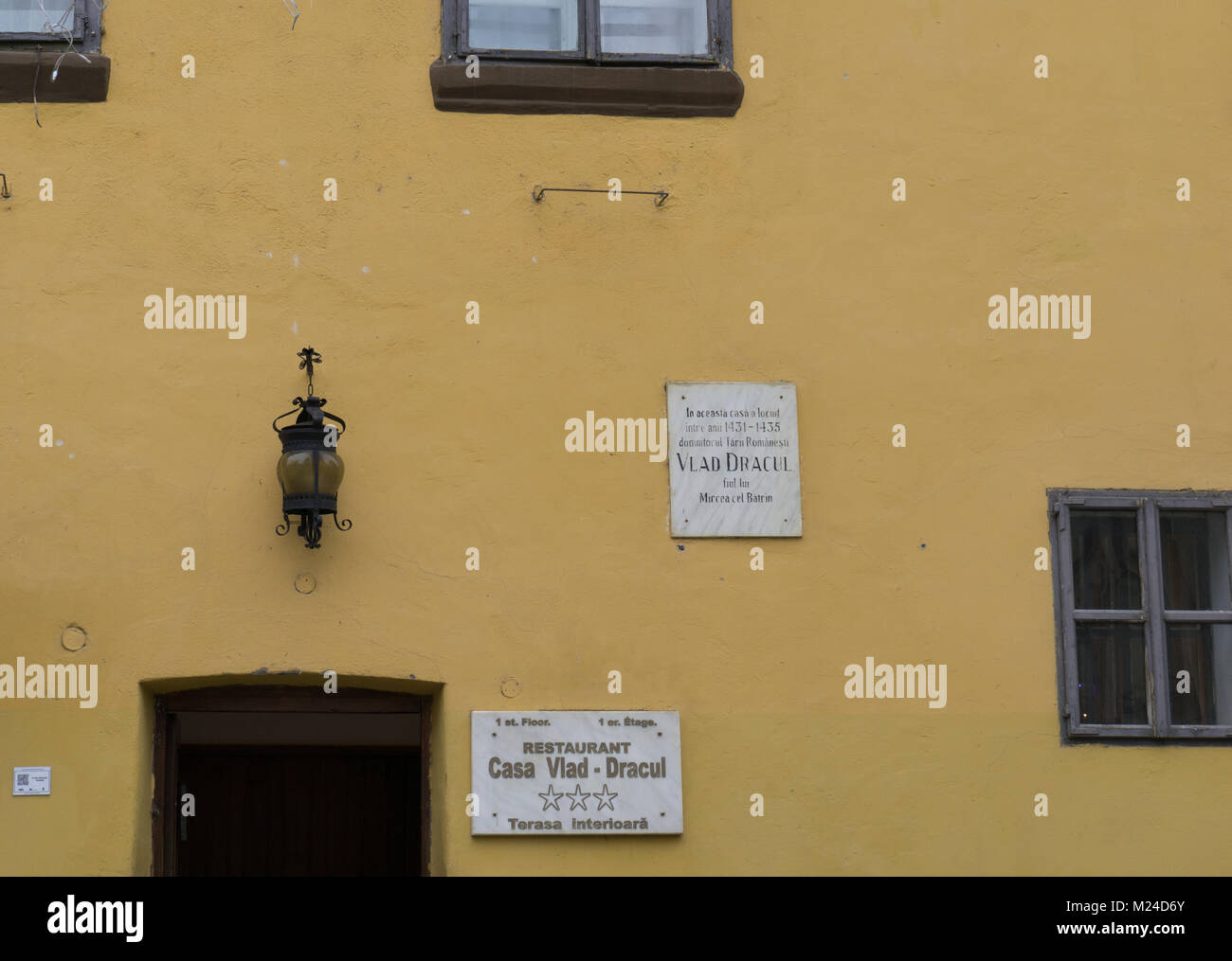 Sighisoara, Romania - 30.12.2017: una lapide commemorativa che indica la casa dove Vlad Tepes vissuto in Sighisoara Foto Stock