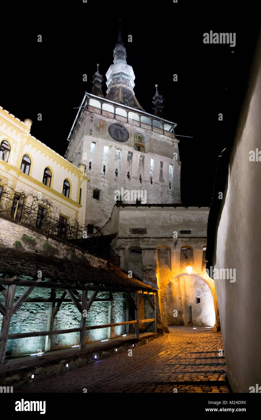 Il Sighisoara torre dell orologio illuminato di notte Foto Stock
