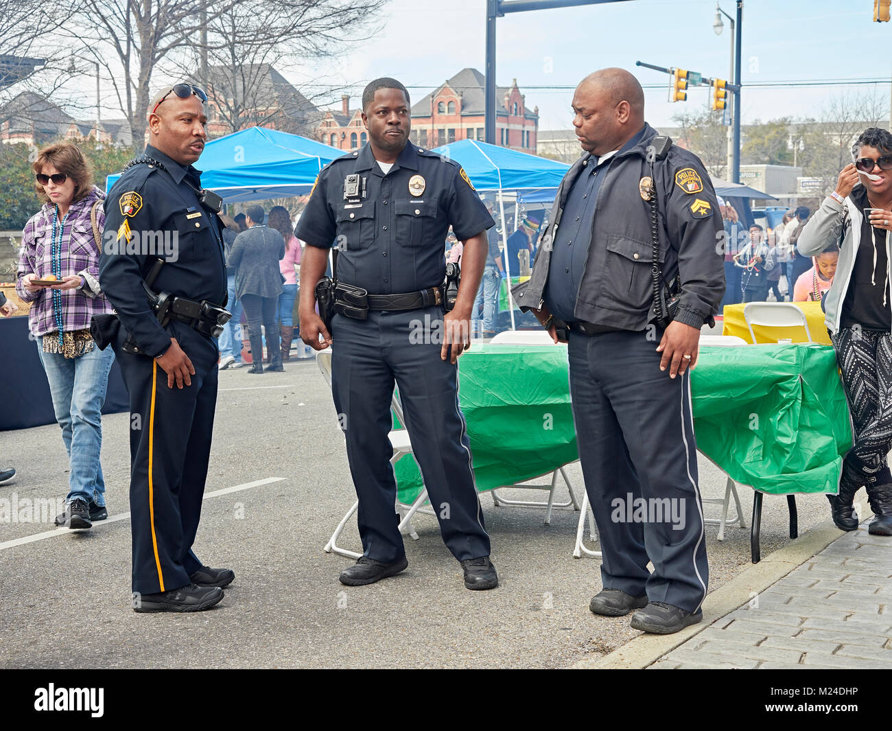Tre African American poliziotti in piedi insieme durante la celebrazione di strada nel centro di Montgomery in Alabama, Stati Uniti. Foto Stock