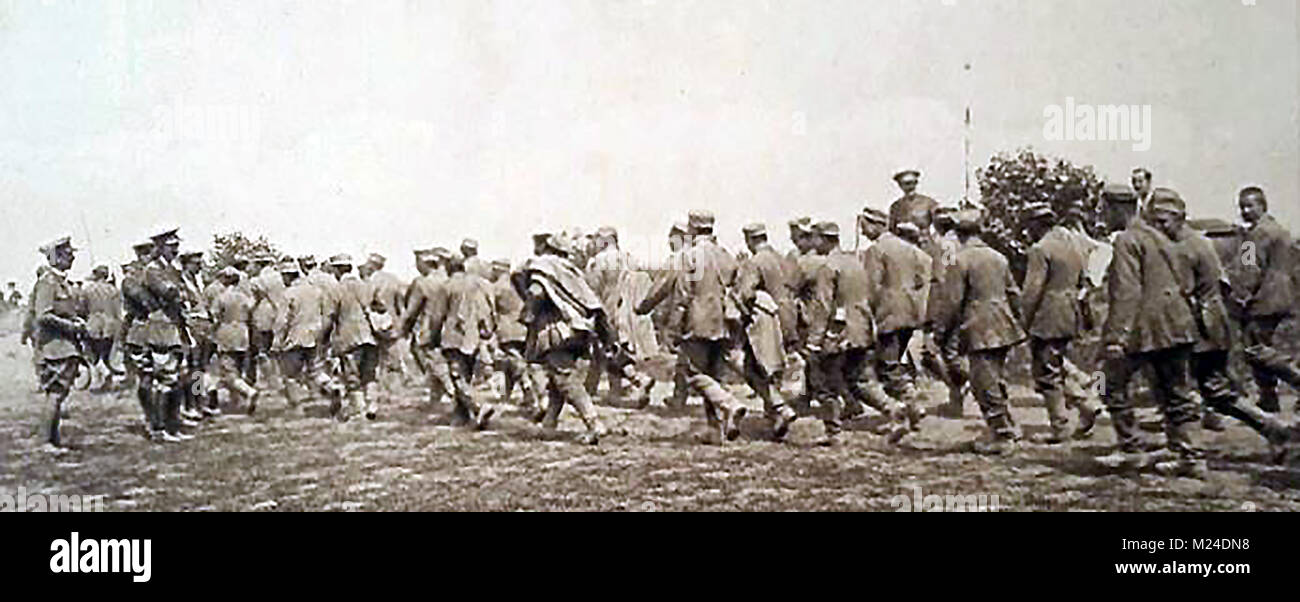 La prima guerra mondiale (1914-1918) aka la Grande Guerra o la prima guerra mondiale - una guerra di trincea - la prima guerra mondiale - Le forze britanniche supervisione catturato le truppe tedesche - POW's Foto Stock