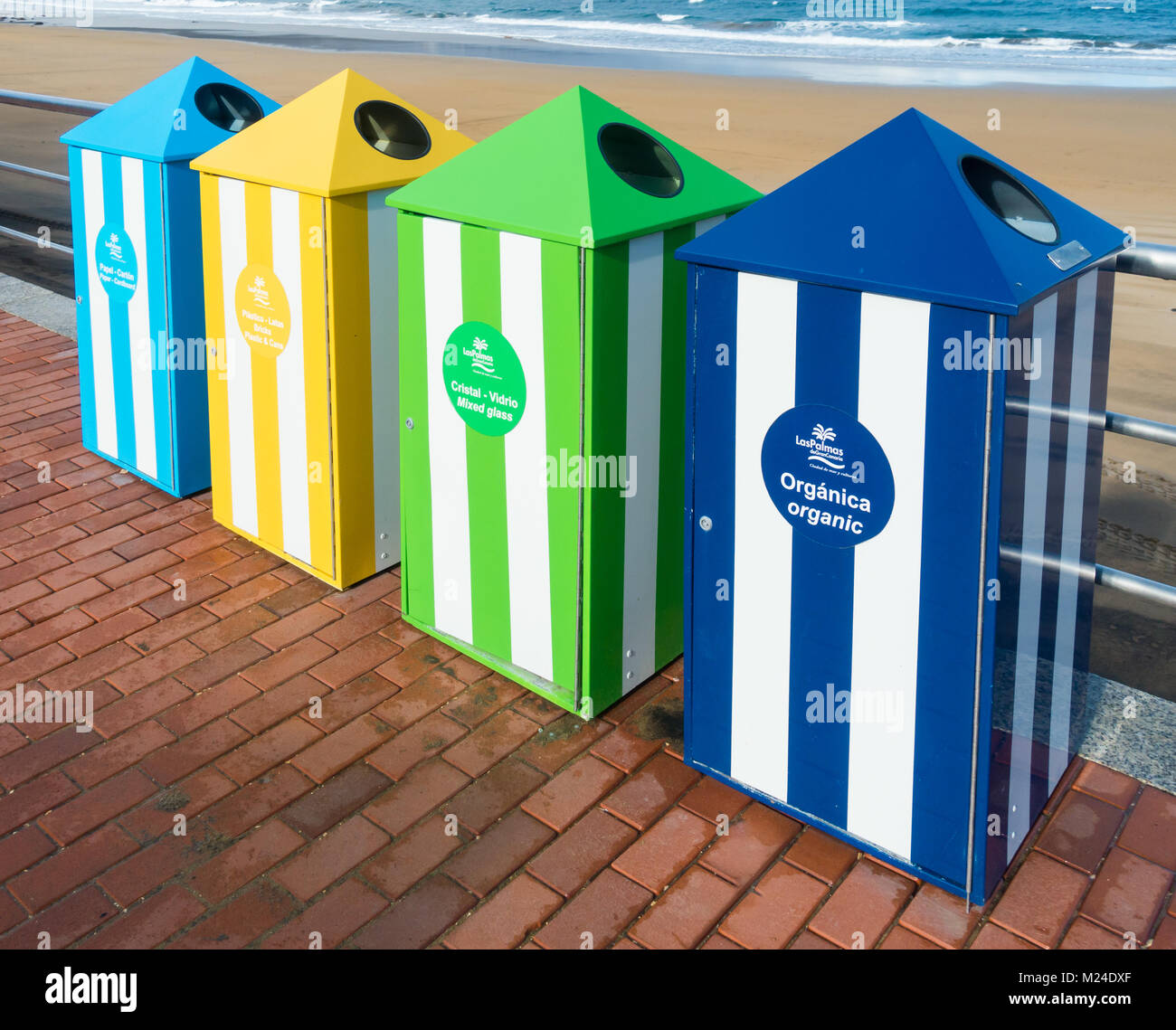 Con codice colore di cassonetti per il riciclaggio della plastica, della carta, organico...sulla spiaggia in Spagna Foto Stock