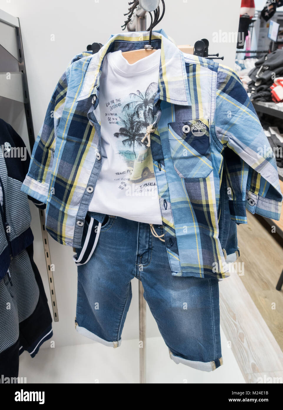 Timberland abbigliamento per bambini in department store. Foto Stock