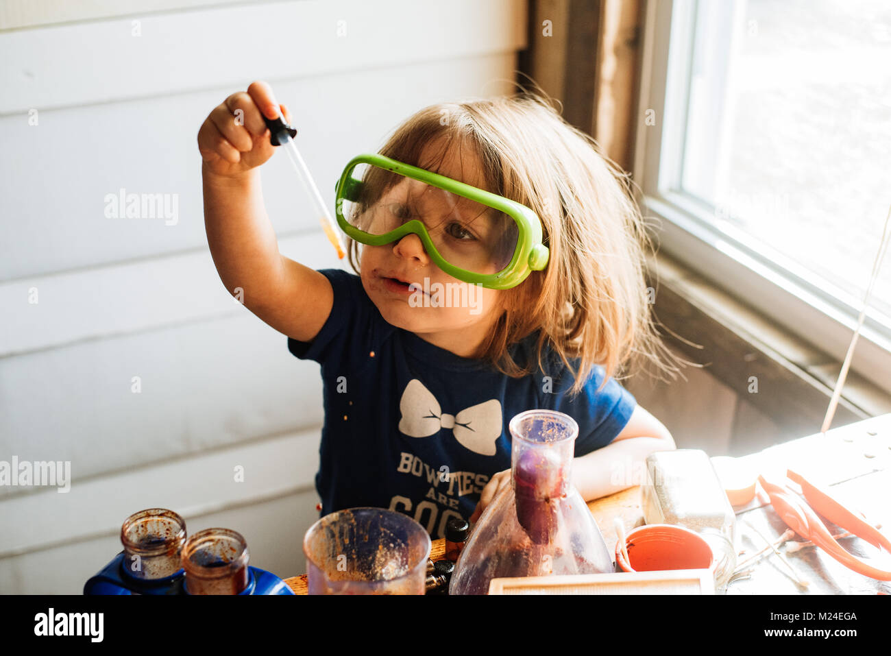 A 3 anni ragazza toddler lavora con la scienza apparati sperimentali Foto Stock