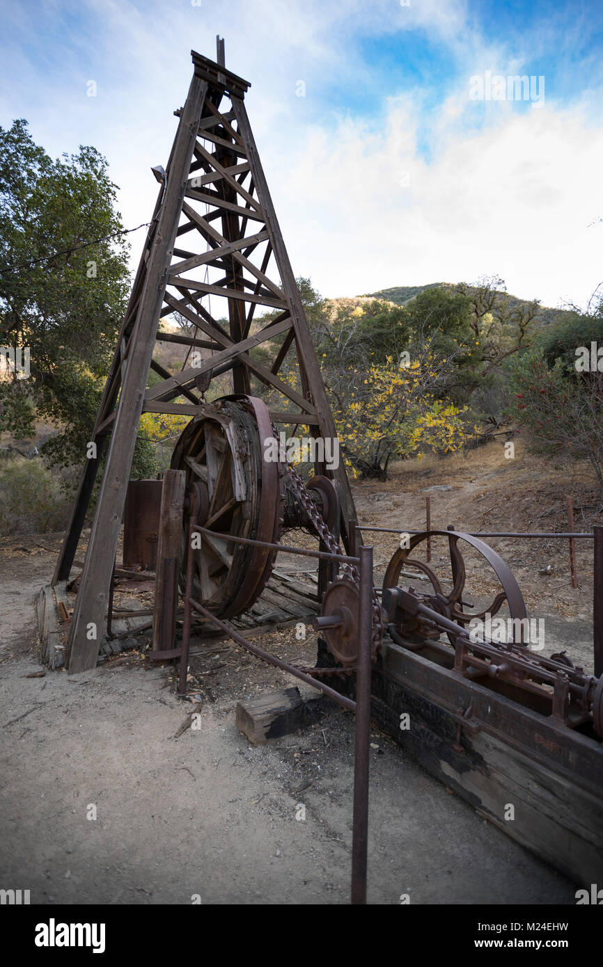 In disuso, vecchio, olio di legno di Derrick, Mentryville, Pico Canyon, CA Foto Stock