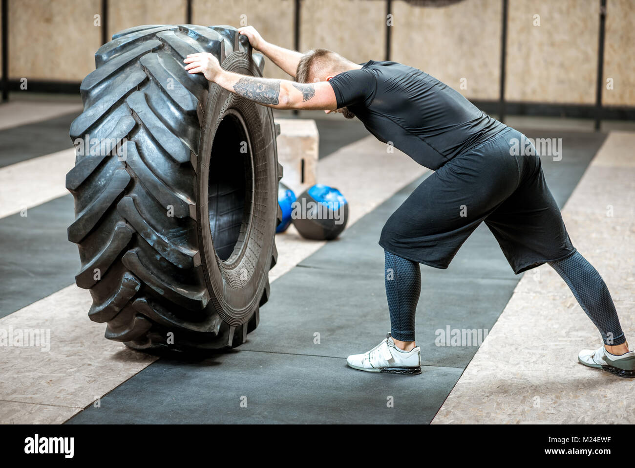 Sport man lifting big tire immagini e fotografie stock ad alta risoluzione  - Alamy