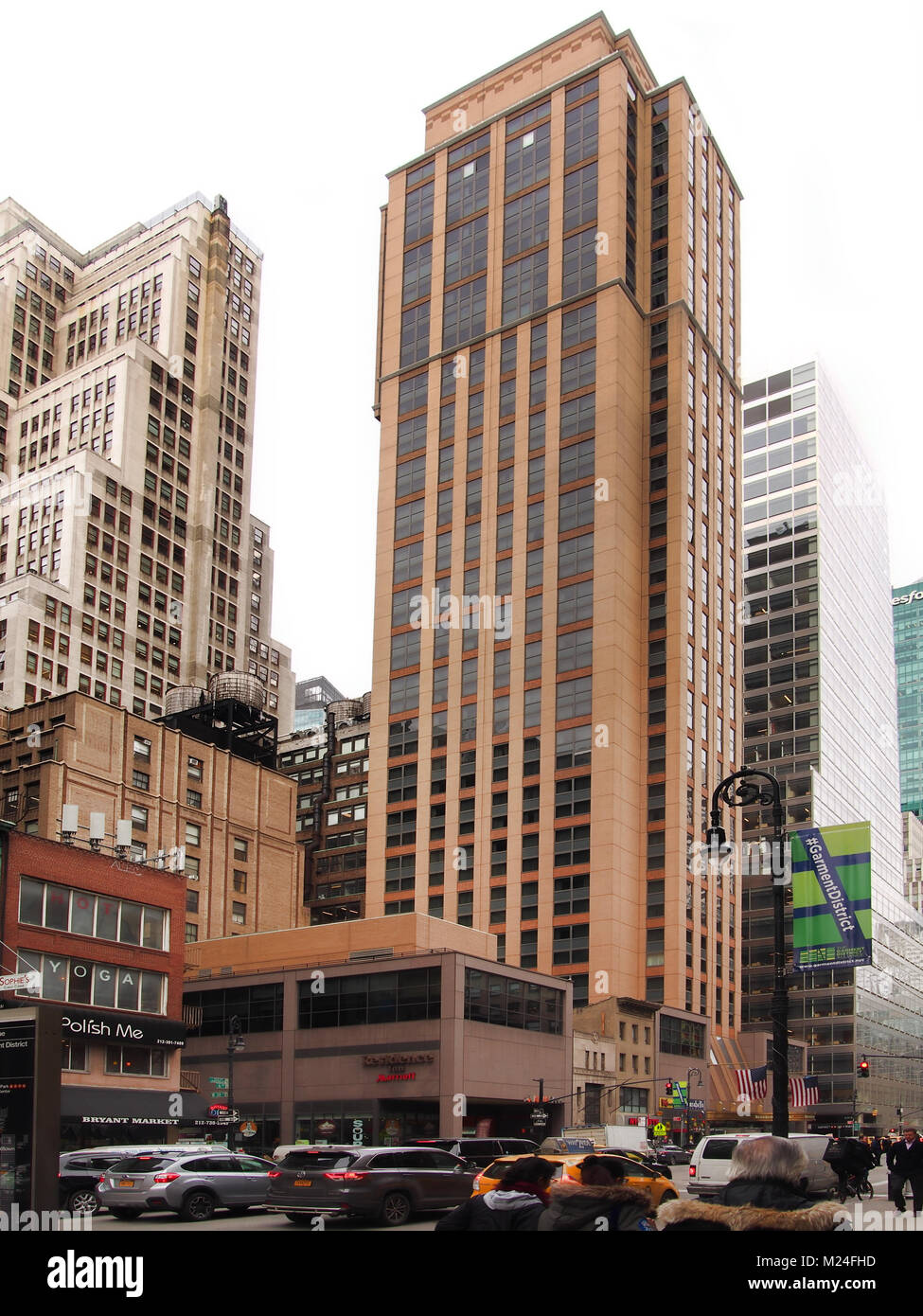 New York , New York, Stati Uniti d'America. Febbraio 1, 2018. Visualizza in basso 6th Avenue in midtown Manhattan su un pomeriggio nei giorni feriali Foto Stock