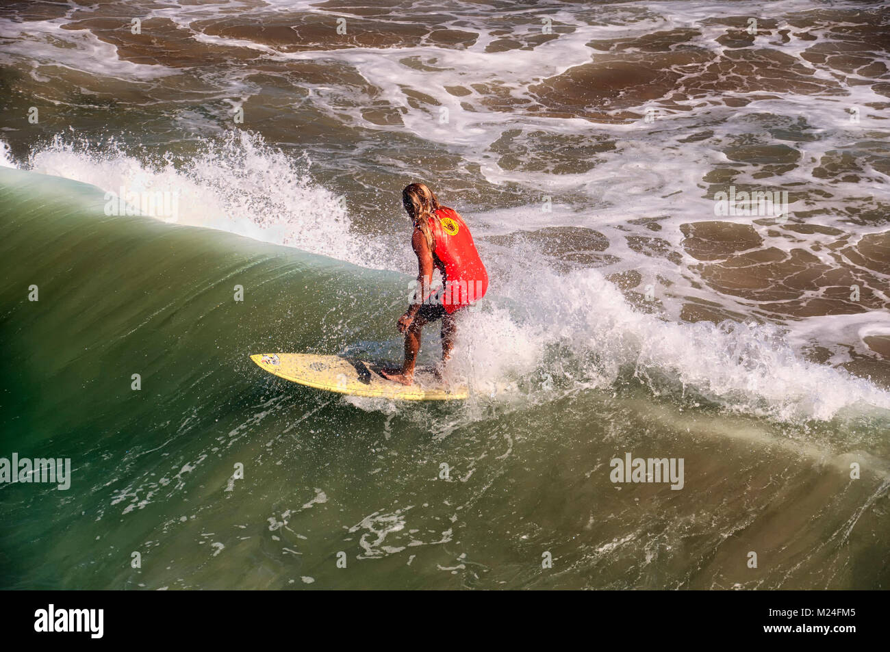 Settembre 30, 2016. Manhattan Beach, California. Un surfista cavalcare le onde a Manhattan Beach California sulla costa occidentale. Foto Stock