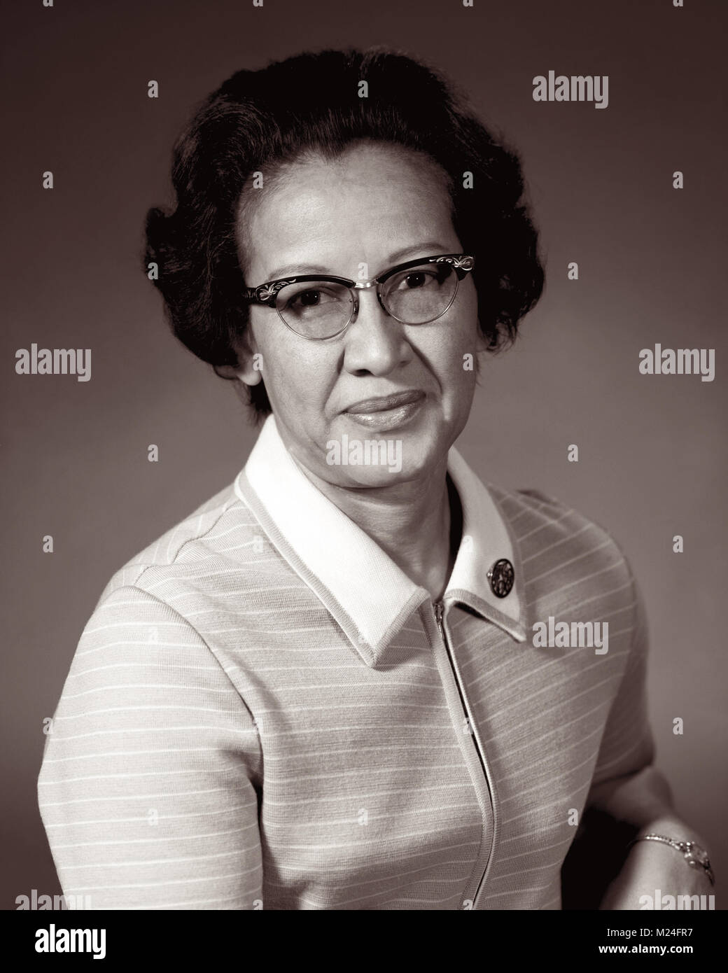 Katherine Johnson, uno della NASA "computer umano" figurava nel filmato figure nascoste, è un matematico e fisico che ha eseguito i calcoli complessi che hanno permesso a esseri umani di raggiungere con successo il volo spaziale. Nel 1953 Katherine ha iniziato a lavorare presso il comitato consultivo nazionale per l'aeronautica" (NACA) Langley laboratorio in tutto nero Zona Ovest la sezione di calcolo. Nella sua carriera presso la NASA (ex NACA), Johnson ha lavorato sull'Apollo, lo Space Shuttle e Missione su Marte programmi. Foto: 1966. Foto Stock