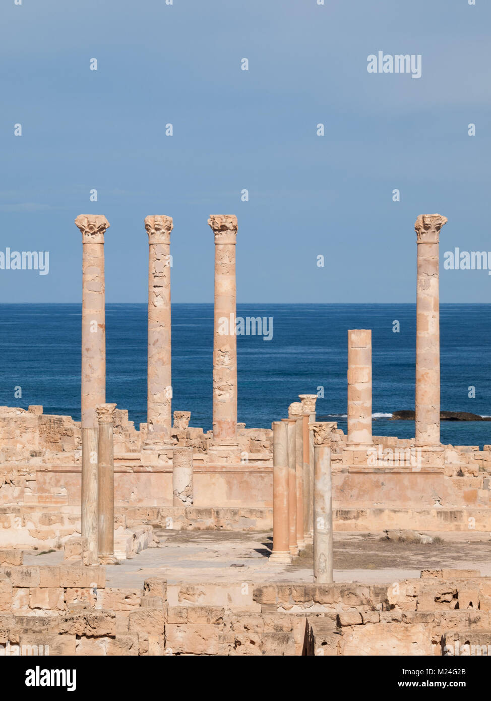 Le rovine romane di Sabratha in riva al mare Foto Stock