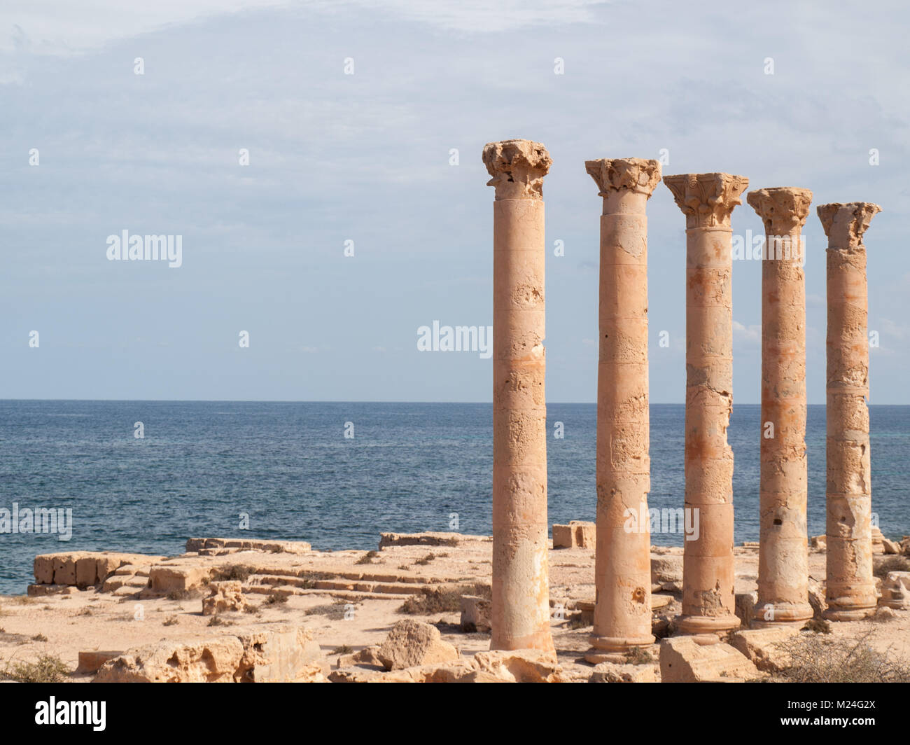Le rovine romane di Sabratha con il mare come sfondo Foto Stock