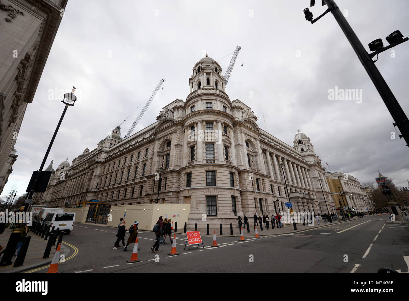 Vecchia guerra Edificio per uffici di Londra alla riqualificazione luxury hotel & Residence azionato da Raffles del gruppo prima proprietà nel Regno Unito. Costruzione Foto Stock