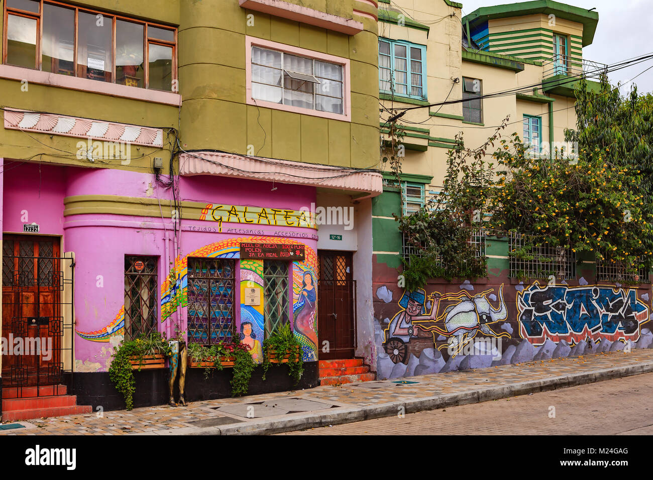 Bogotà, Colombia - 28 Maggio 2017: alcuni vivacemente facciate dipinte nel centro storico La Candelaria distretto del sud americana la città capitale - Ora d'Oro Foto Stock