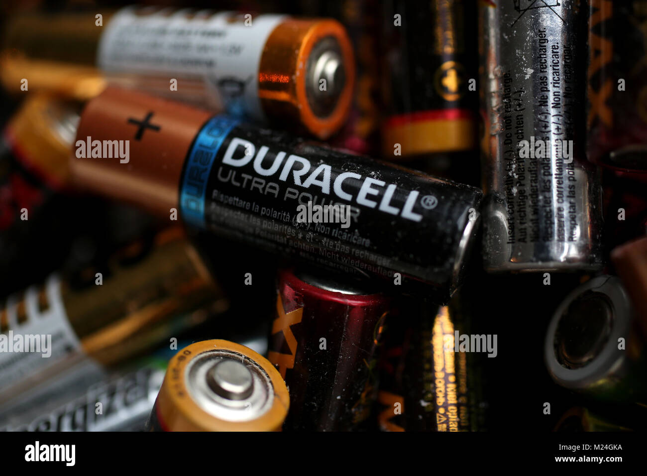 Una raccolta di vecchie batterie AA in una scatola in Londra, Regno Unito. Foto Stock