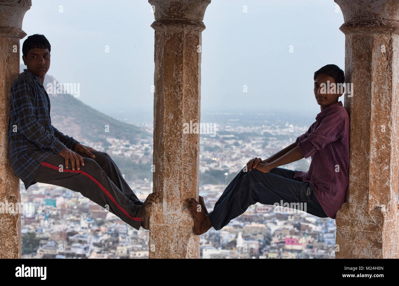 Ragazzi in posa sul Mordi Ki Chhatri pavilion, Bundi, Rajasthan, India Foto Stock