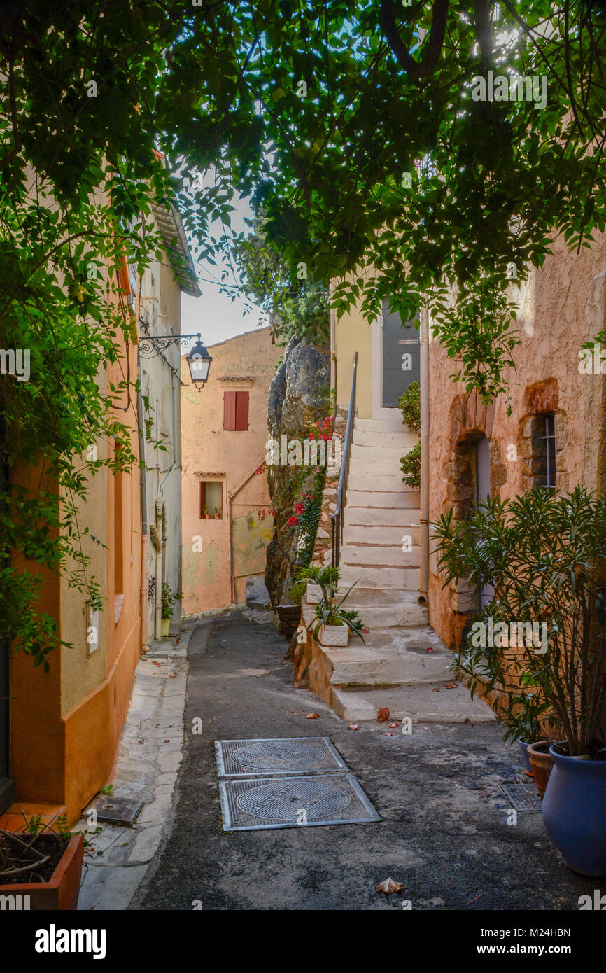 Tradizionale quartiere vecchio street a Hyeres Francia Foto Stock