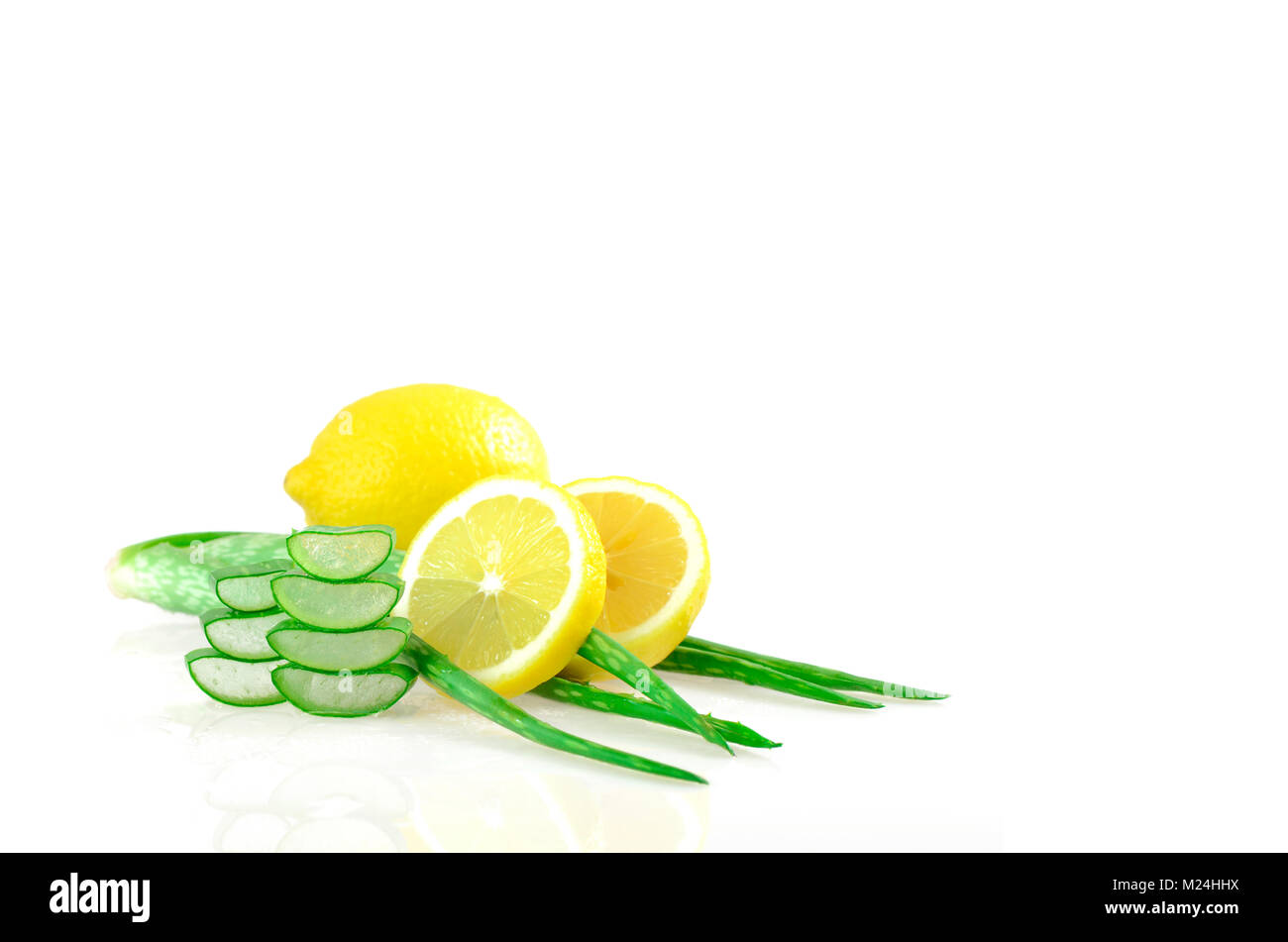 Aloe vera gel e succo di limone per la pelle naturale cleanner. Ricetta naturale di aloe vera e il limone per uso in prodotti per il benessere. Foto Stock