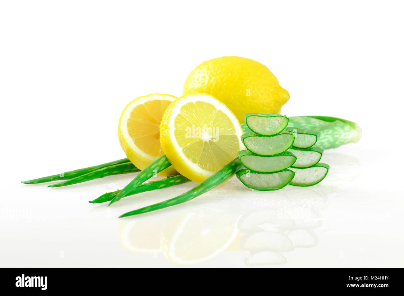 Aloe vera gel e succo di limone per la pelle naturale cleanner. Ricetta naturale di aloe vera e il limone per uso in prodotti per il benessere. Foto Stock