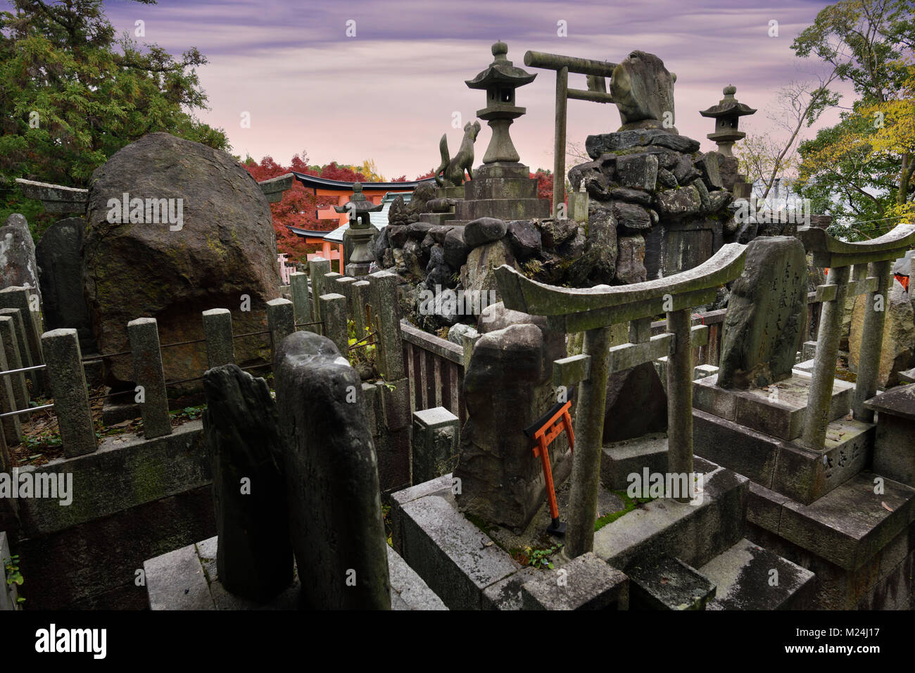 Molte migliaia di personal piccoli santuari Shintoisti, Tsuka, A Fushimi testa Inari-Taisha Santuario di Fushimi Ward, Kyoto, Giappone Foto Stock