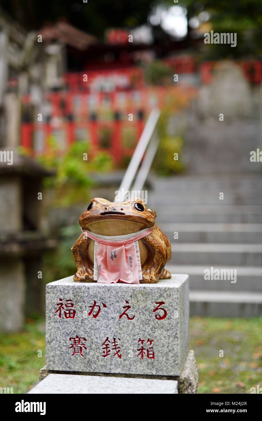 Fuku Kaeru, Fortune Frog santuario all'uscita di Fushimi Inari Taisha Sacrario di testa. Kaeru significa sia una rana e tornare o ritornare in giapponese. Kyoto, J Foto Stock